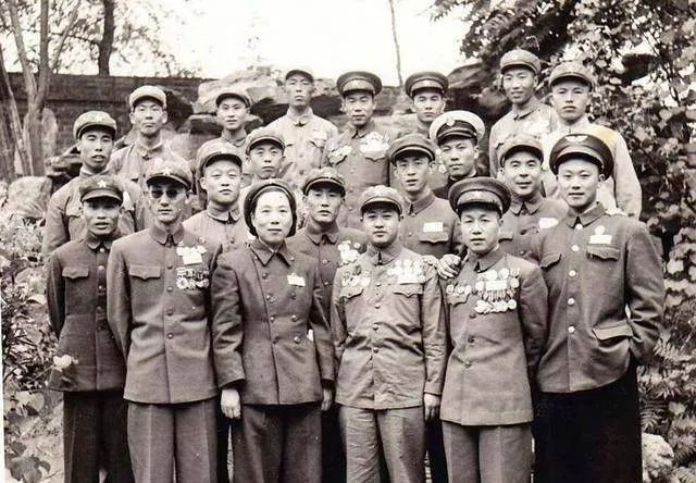 戰(zhàn)士責(zé)任重！記參加歷屆全國(guó)人大的軍隊(duì)女英模代表