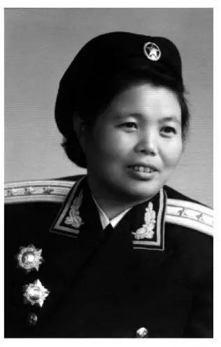 戰(zhàn)士責(zé)任重！記參加歷屆全國(guó)人大的軍隊(duì)女英模代表